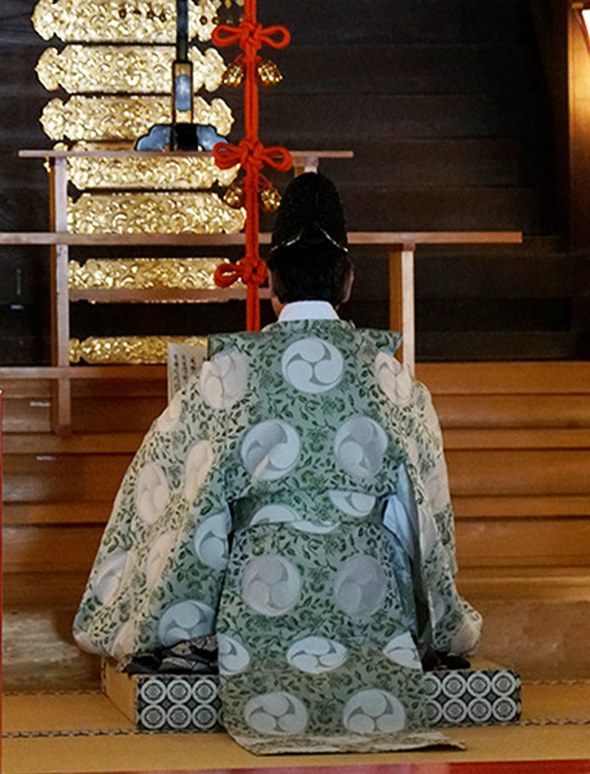 拝殿で祈りを捧げる宮司
