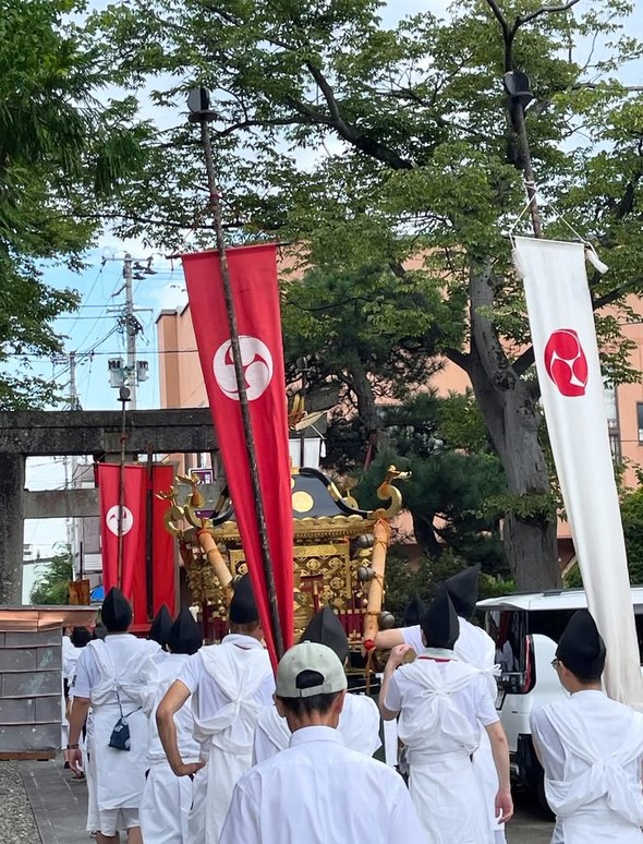 谷地どんがまつりの神輿渡御