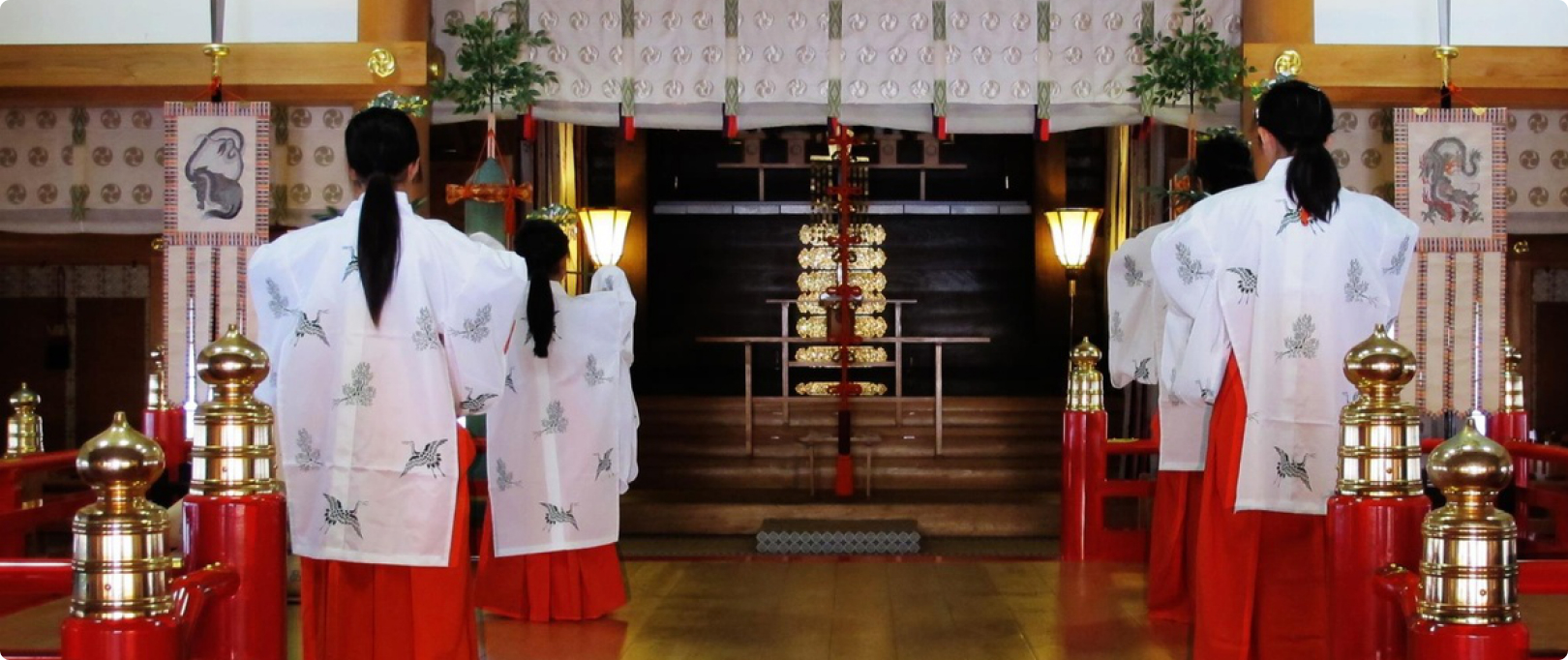 拝殿で神事に臨む巫女