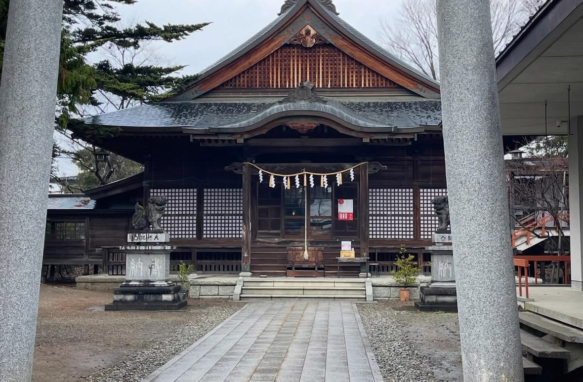 鳥居越しに望む谷地八幡宮の社殿