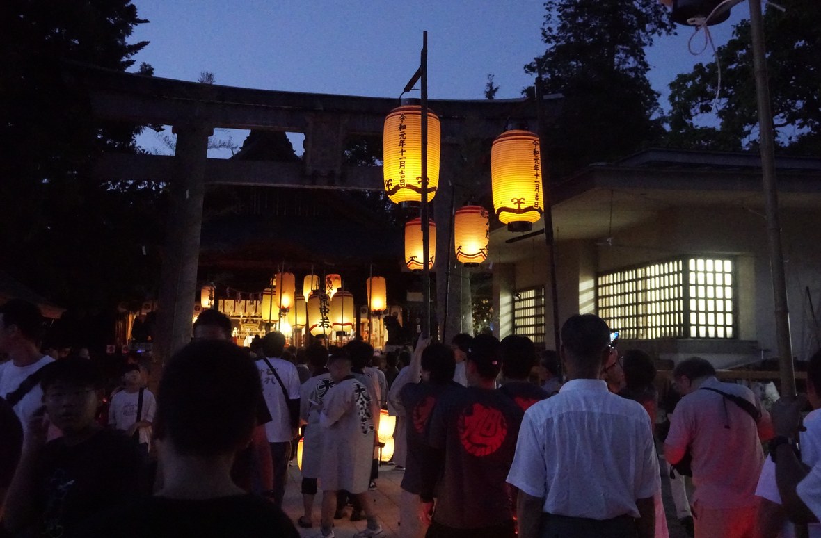 提灯が灯る例大祭の夜の境内